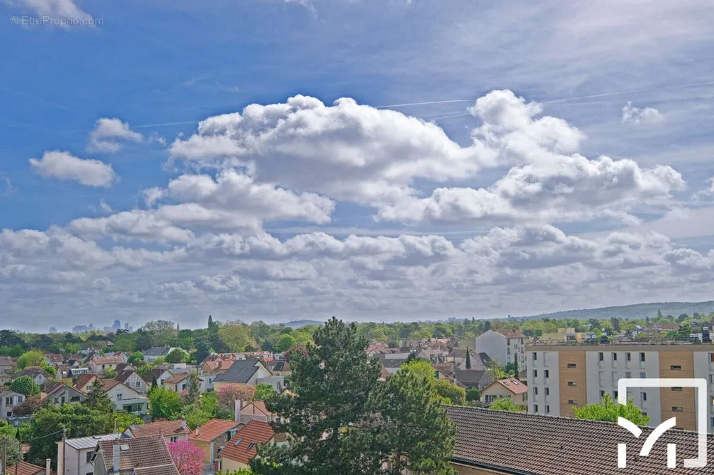Balcony - Family Apartment with Balcony in Le Pecq