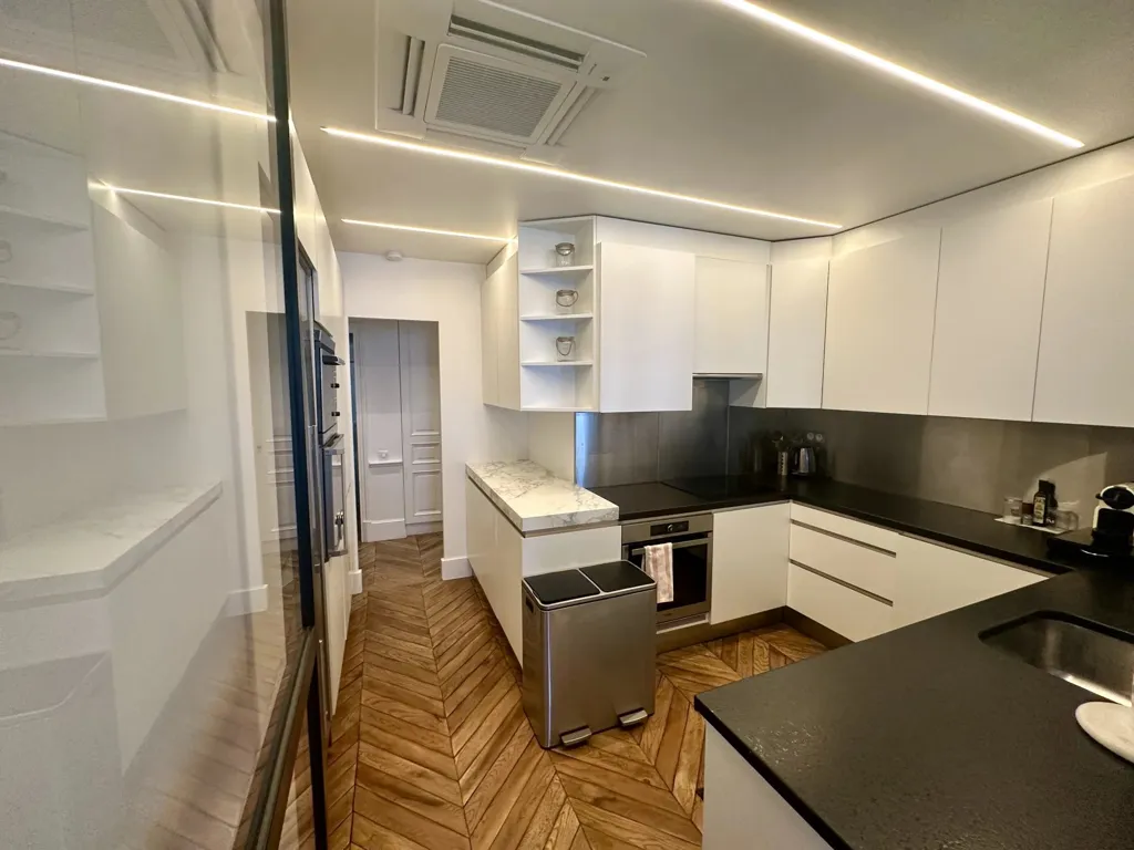 Cuisine - Appartement Meublé avec Balcon à Paris 8ᵉ
