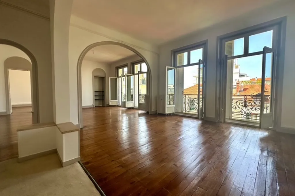 Elutuba - Bourgeois Flat with Balconies in Biarritz Centre
