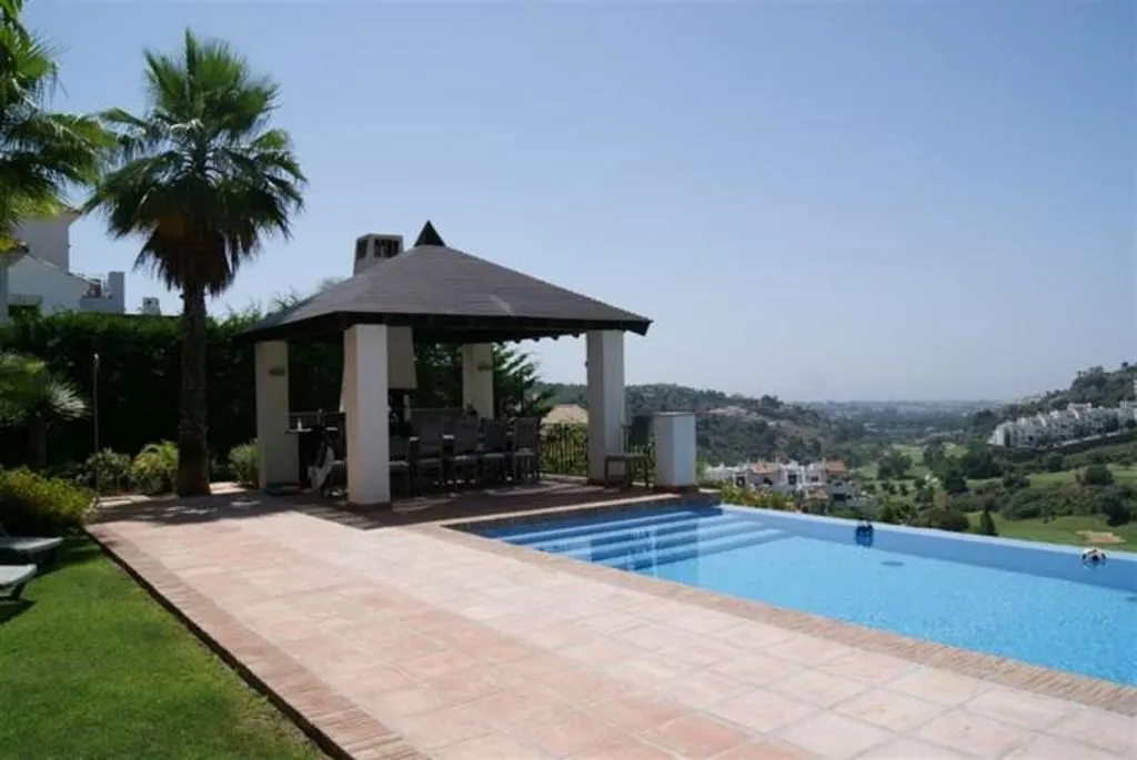 Bassein - South-Facing Villa with Infinity Pool in Marbella