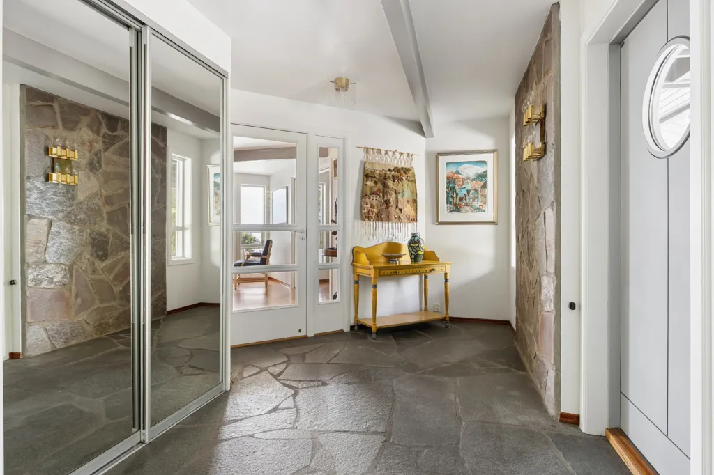 Entrée - Architectural Detached House with Private Pier in Groos