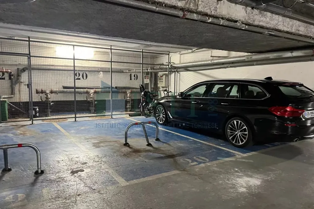 Garaaž - Parking Space in Carré d'Or, Nice