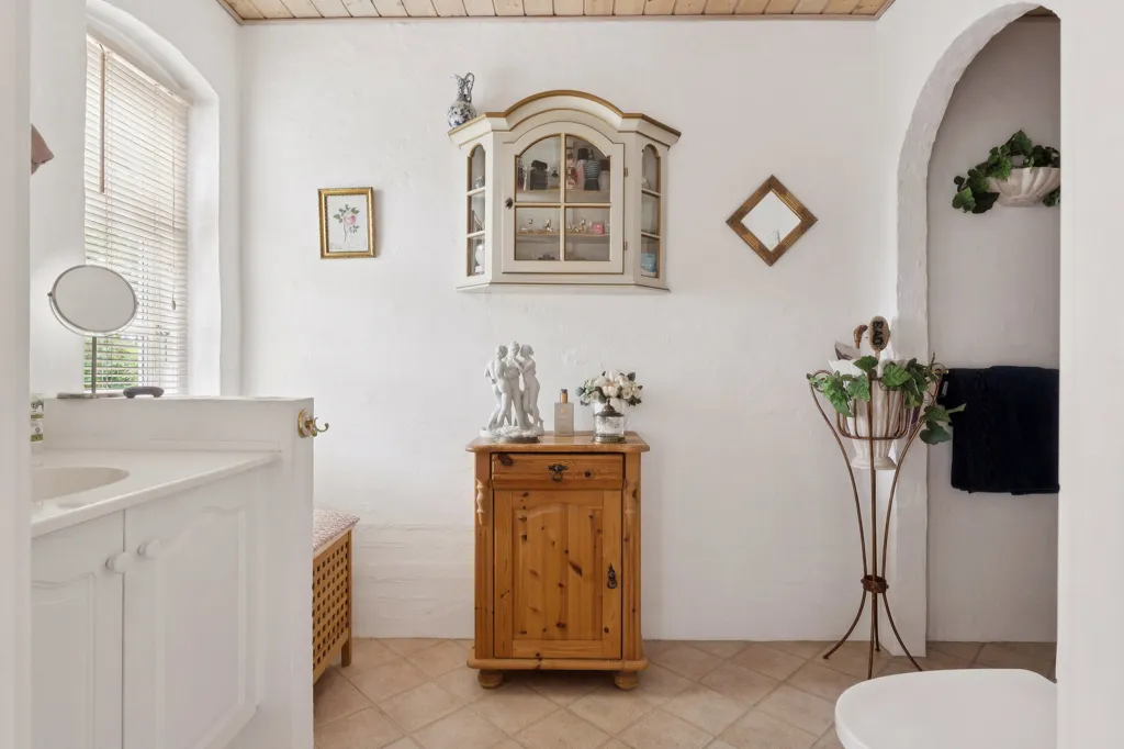 Bathrooms - 1912 Villa with Water View in Kalundborg