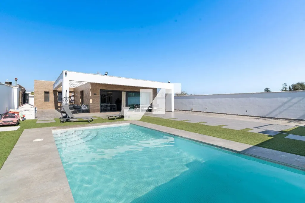 Piscine - Contemporary Chalet with Private Pool in Madrigal