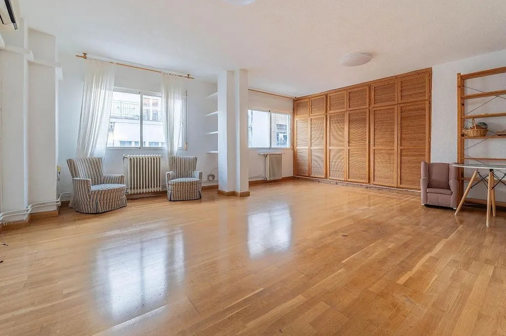 Elutuba - Top-Floor Flat with Balcony in Central Location