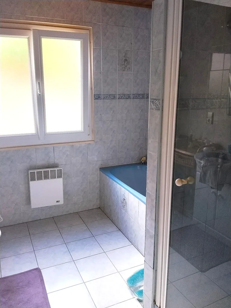Salles de bain - Maison Familiale avec Sous-Sol Total à Proximité