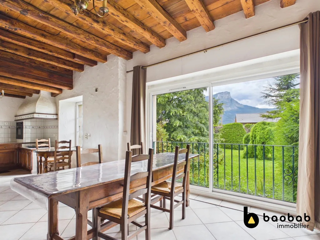 Söögituba - Charming 1850 Stone House with Mountain View in Myans
