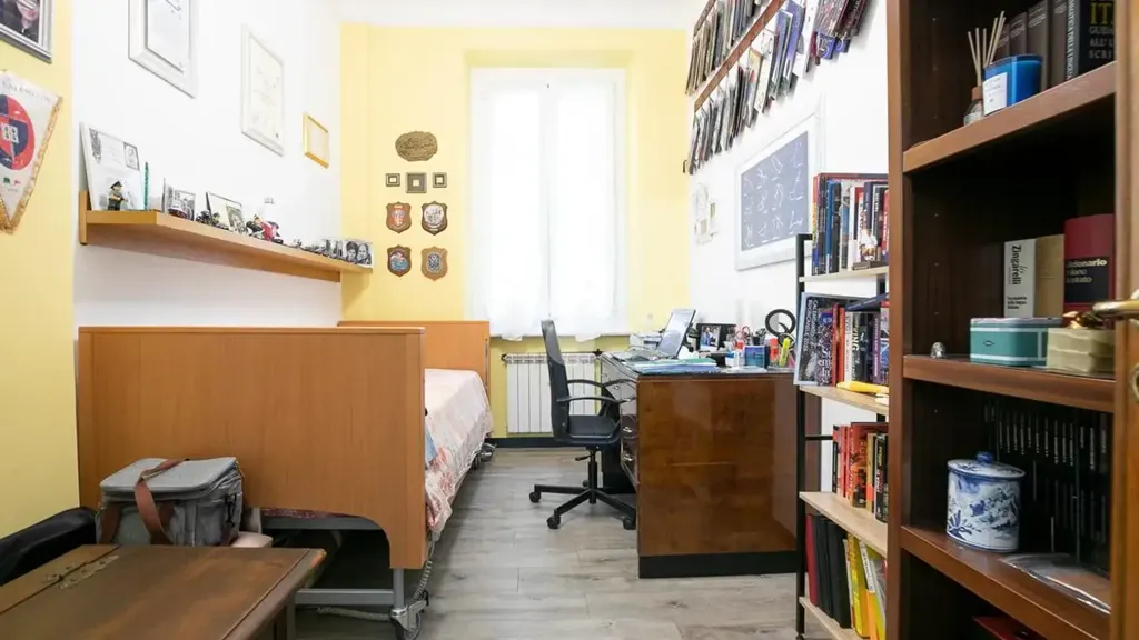 Bureau - Rustic-Style Apartment with Central Location in Genoa