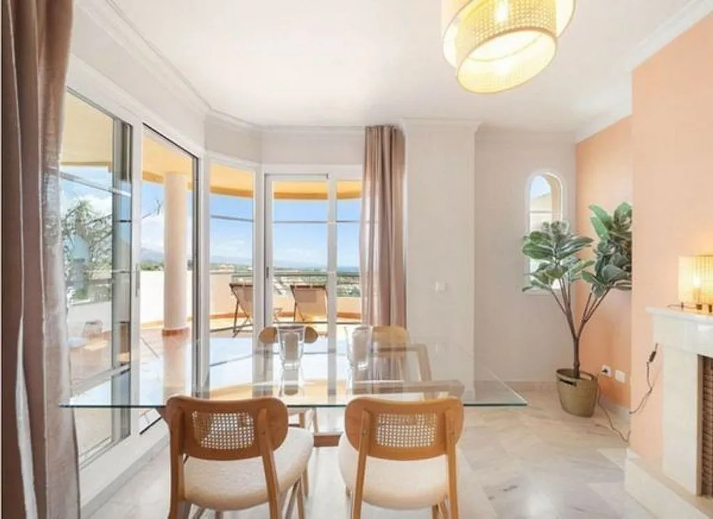 Salle à manger - Apartment with Pool in Nueva Andalucía Centre