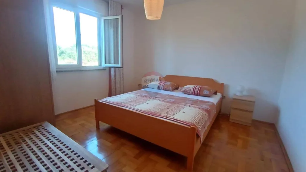 Magamistoad - Two-Bedroom Apartment with Sea View in Brtonigla