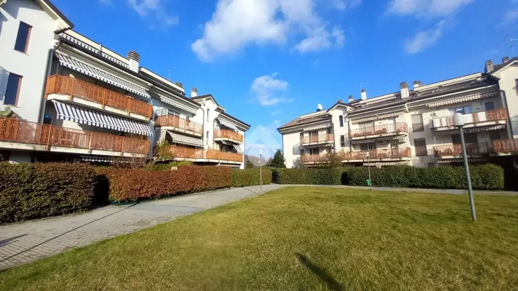 Aed - Top-Floor Flat with Balconies in Vittuone