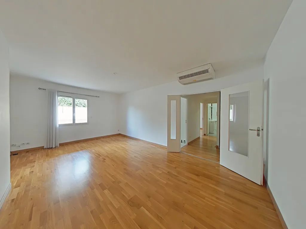 Toad - Bright 2-Bedroom Apartment in Chambray Centre