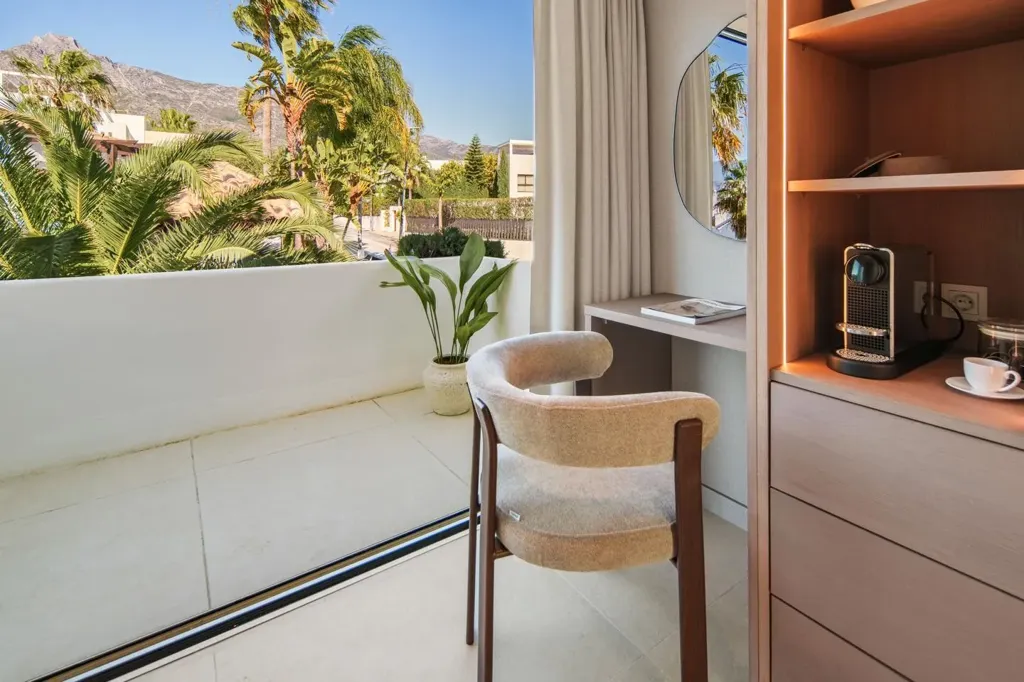 Balcon - Corner Semi-Detached Villa with Pool in Marbella