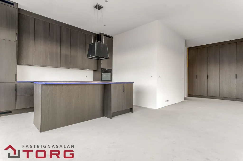 Köök - Modern Apartment with Balcony in Hnðraholt