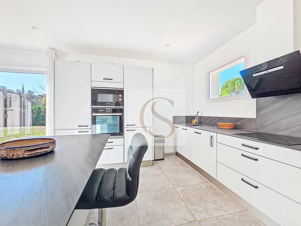 Cuisine - Maison Récemment Construite avec Jardin à Cotignac