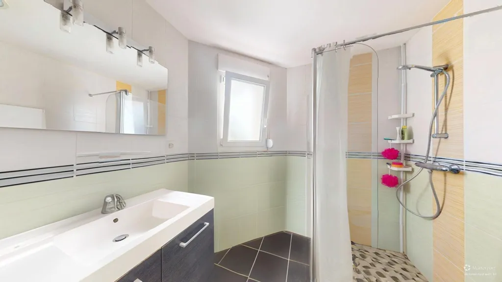 Salles de bain - Maison avec Piscine et Vue sur Doubs