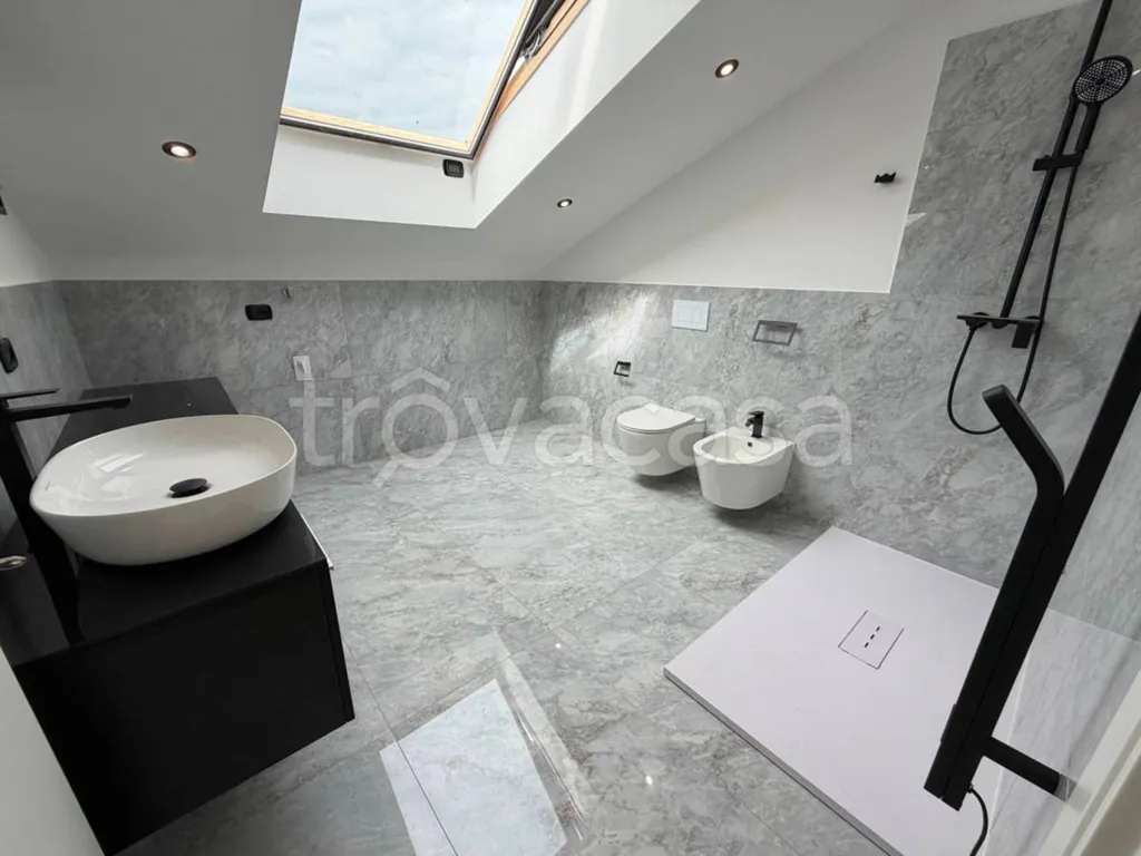 Vannitoad - Modern Mansard Apartment with Terrace in Borgo Ticino