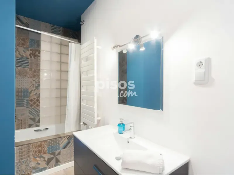Baños - Piso reformado con techos de artesa en L'Eixample
