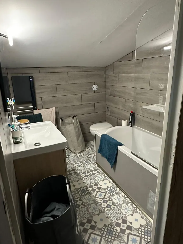 Bathrooms - House with Pool and Garden near Schools