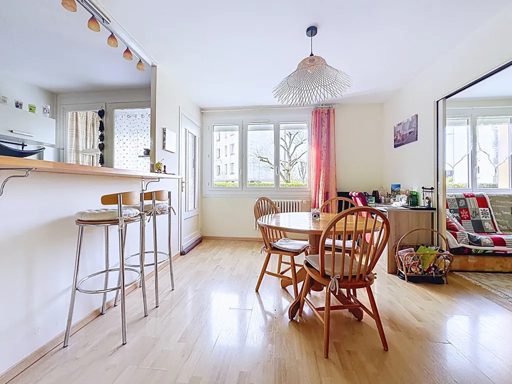 Söögituba - Bright 3-Piece Apartment with Loggia in Lucé