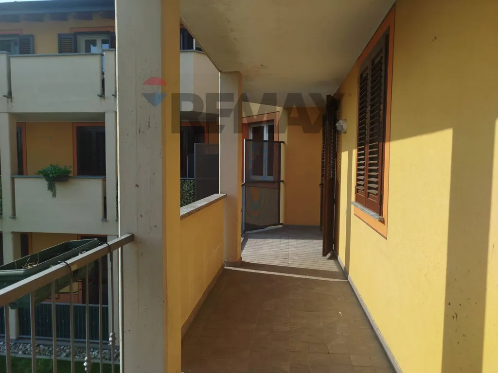 Rõdu - Modernised Triplex with Balcony in Vellezzo Bellini