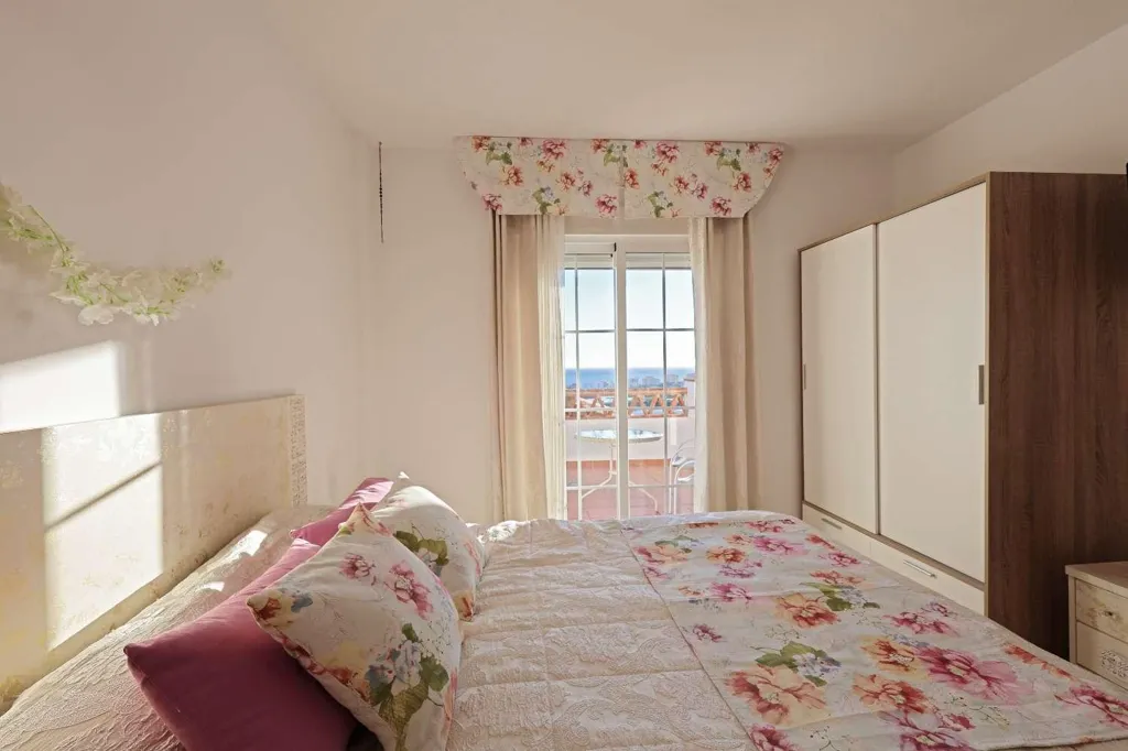 Magamistoad - South-Facing Villa with Sea Views in Torrox Park