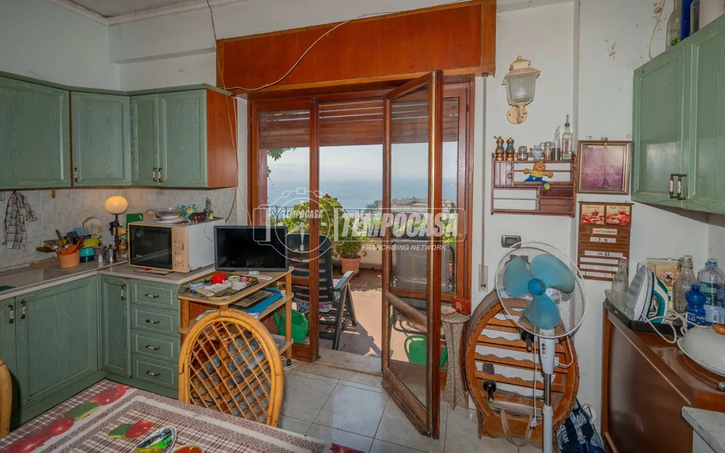 Cuisine - First Floor Flat with Sea View Terrace in Messina