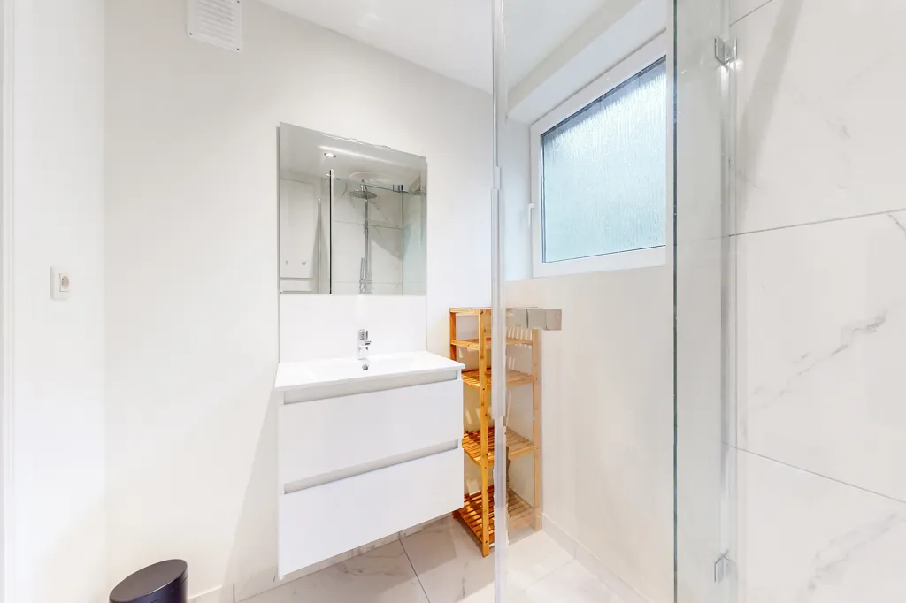 Vannitoad - 5-Bedroom Apartment with Terrace in Jette