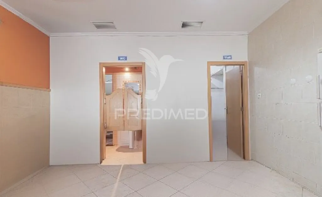 Entrée - Versatile Shop with Strategic Location in Laranjeiro