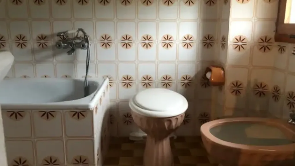 Bathrooms - Rustic Stone Cottage with Garden in San Giustino