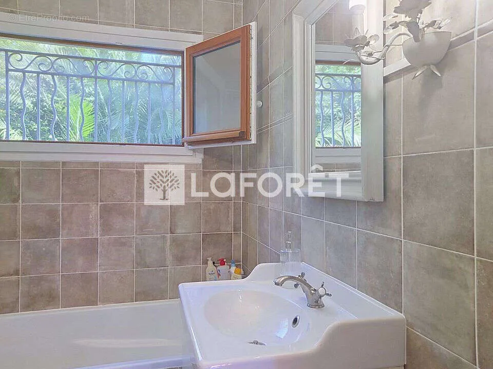 Bathrooms - Bright 2-Bedroom Apartment in Nice's Évêché