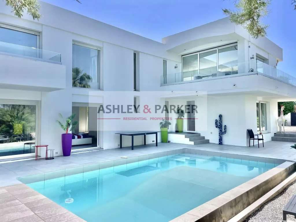 Piscina - Contemporary Villa with Sea View in Le Cannet