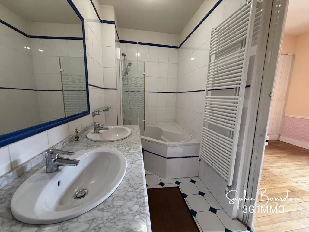 Salles de bain - Maison Ancienne avec Cour à Auxerre
