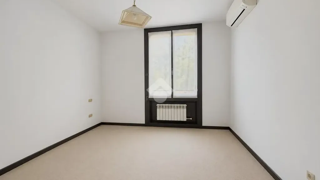 Pièces - Apartment with Three Entrances in Basiglio