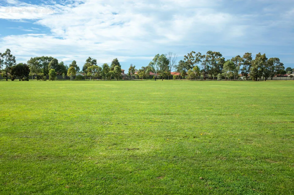 Aed - 440 m² Plot with Garden in Avensan