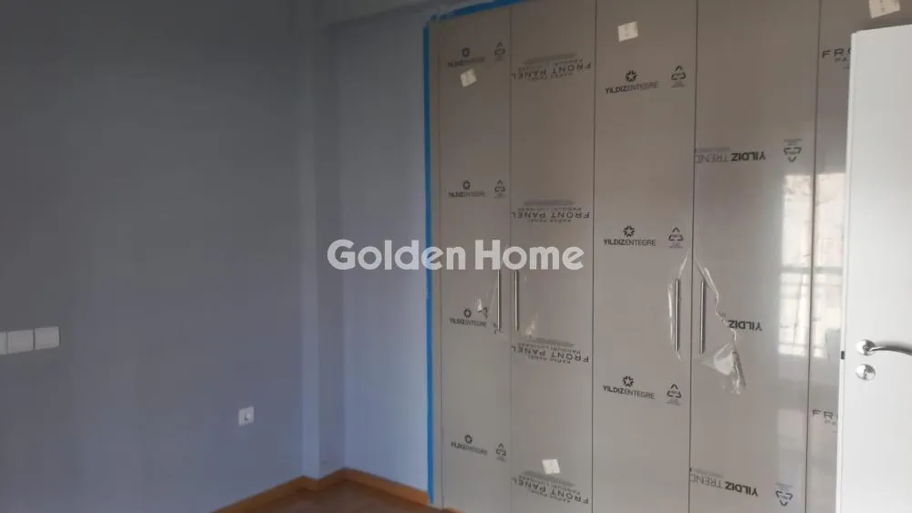 Esik - Bright Apartment with Mountain View in Petroupoli Centre