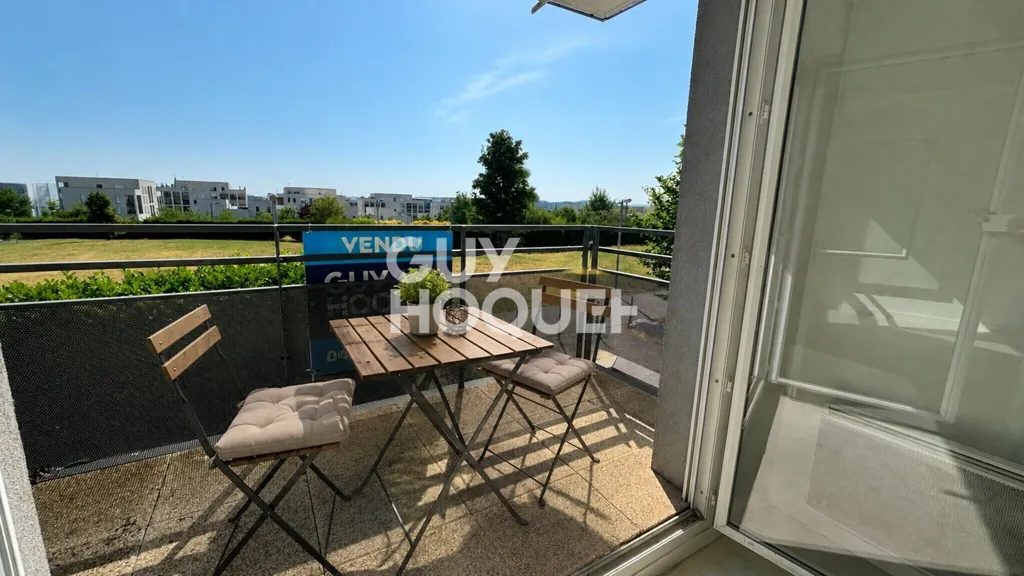 Balcony - 2-Bedroom Flat with Balcony in L’Isle-d’Abeau