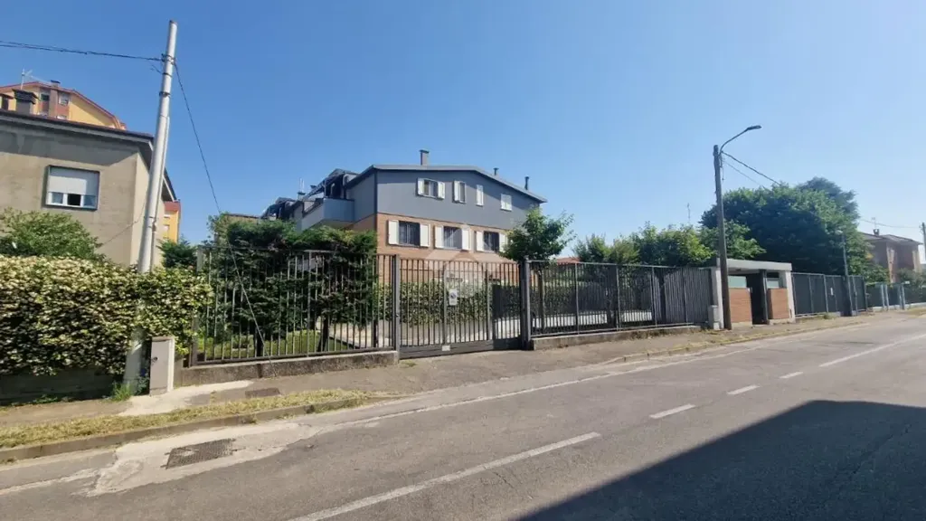 Modern Apartment with West Terrace in Muggiò
