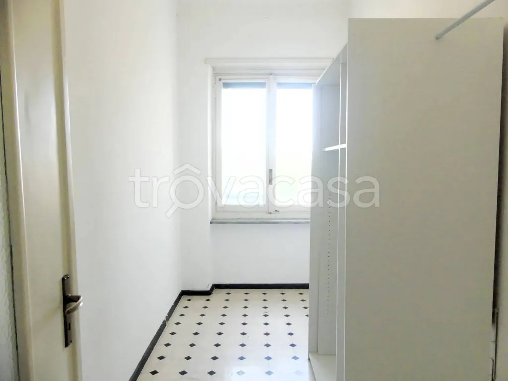 Esik - Apartment with Balcony in Vercelli Centre