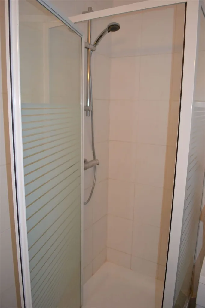 Salles de bain - Bungalow avec Jardin ensoleillé à Relegem