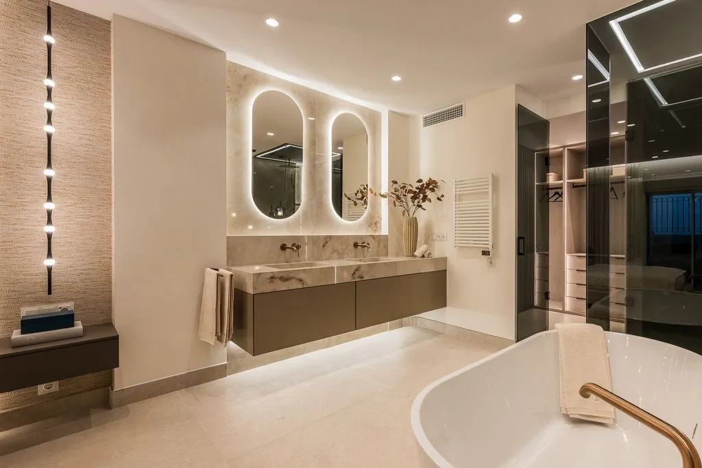 Salles de bain - Beachfront Penthouse with Rooftop Spa in Estepona