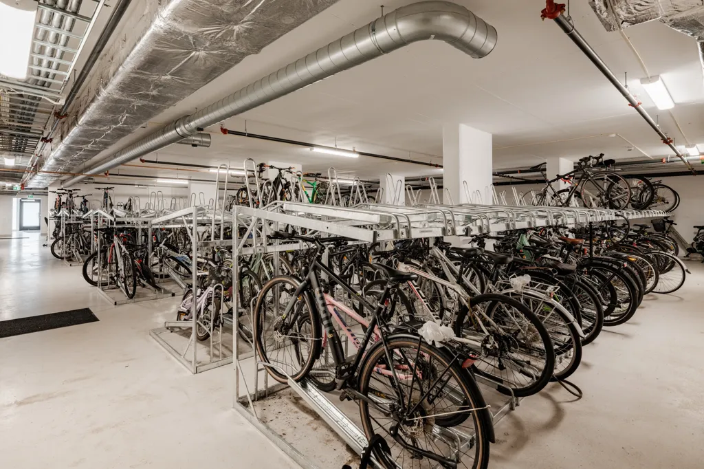 Garage - 3-Bedroom Apartment with Garden Access in Oslo