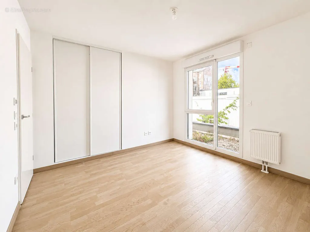 Pièces - Appartement Moderne avec Balcon dans Résidence Récente