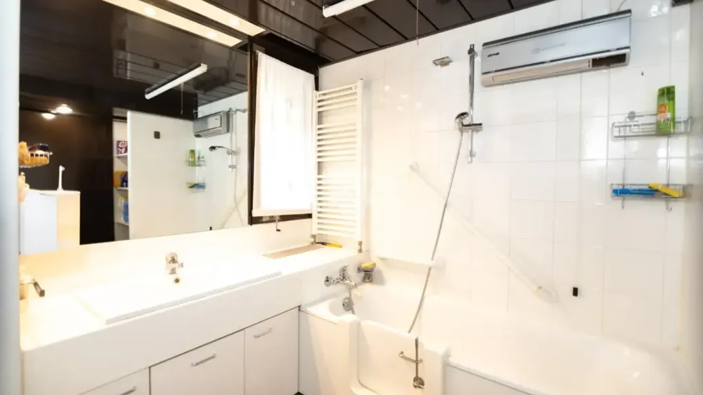 Salles de bain - Apartment with Three Entrances in Basiglio