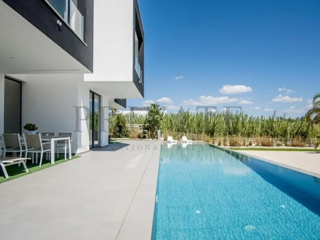 Bassein - Contemporary Villa with Golf Views in Vilamoura