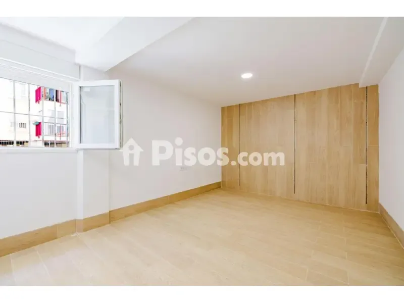 Pièces - Contemporary Flat with Interior Orientation in Paseo de los Tilos