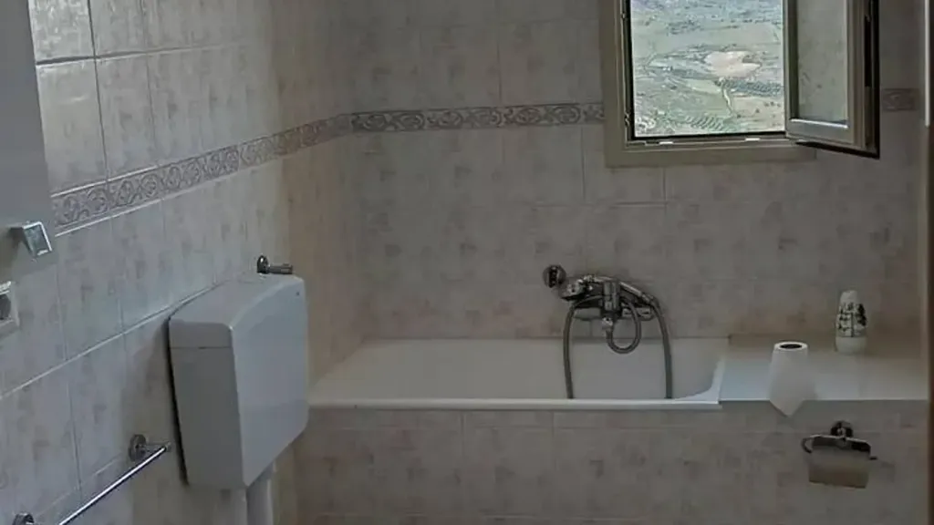 Salles de bain - Villa Portion with Garden in Caltagirone