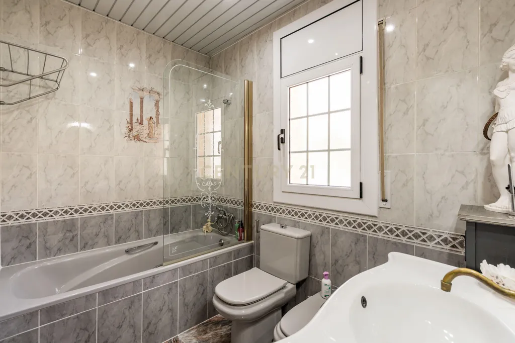Bathrooms - Independent House with Montserrat Views in Abrera