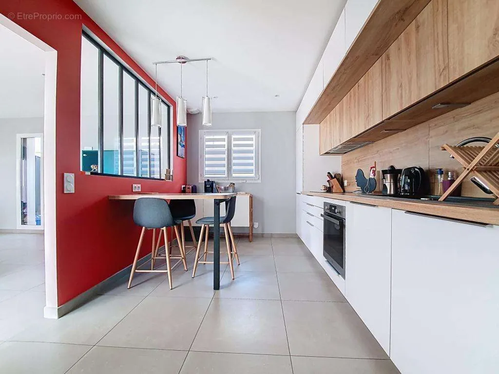 Cuisine - Maison contemporaine avec piscine à Mions