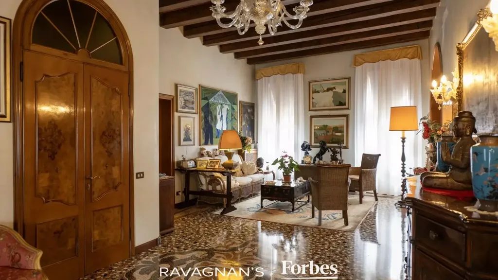 Dining Room - 10-Room Apartment with Canal View in Venice